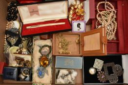 A BOX OF ASSORTED ITEMS, to include a boxed 1/5 12ct rolled gold Paker fountain pen, a red jewellery