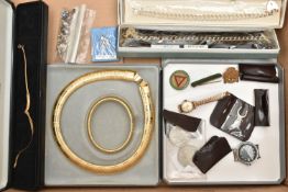 A SELECTION OF JEWELLERY, to include a 9ct gold bracelet, import mark for London, approximate weight