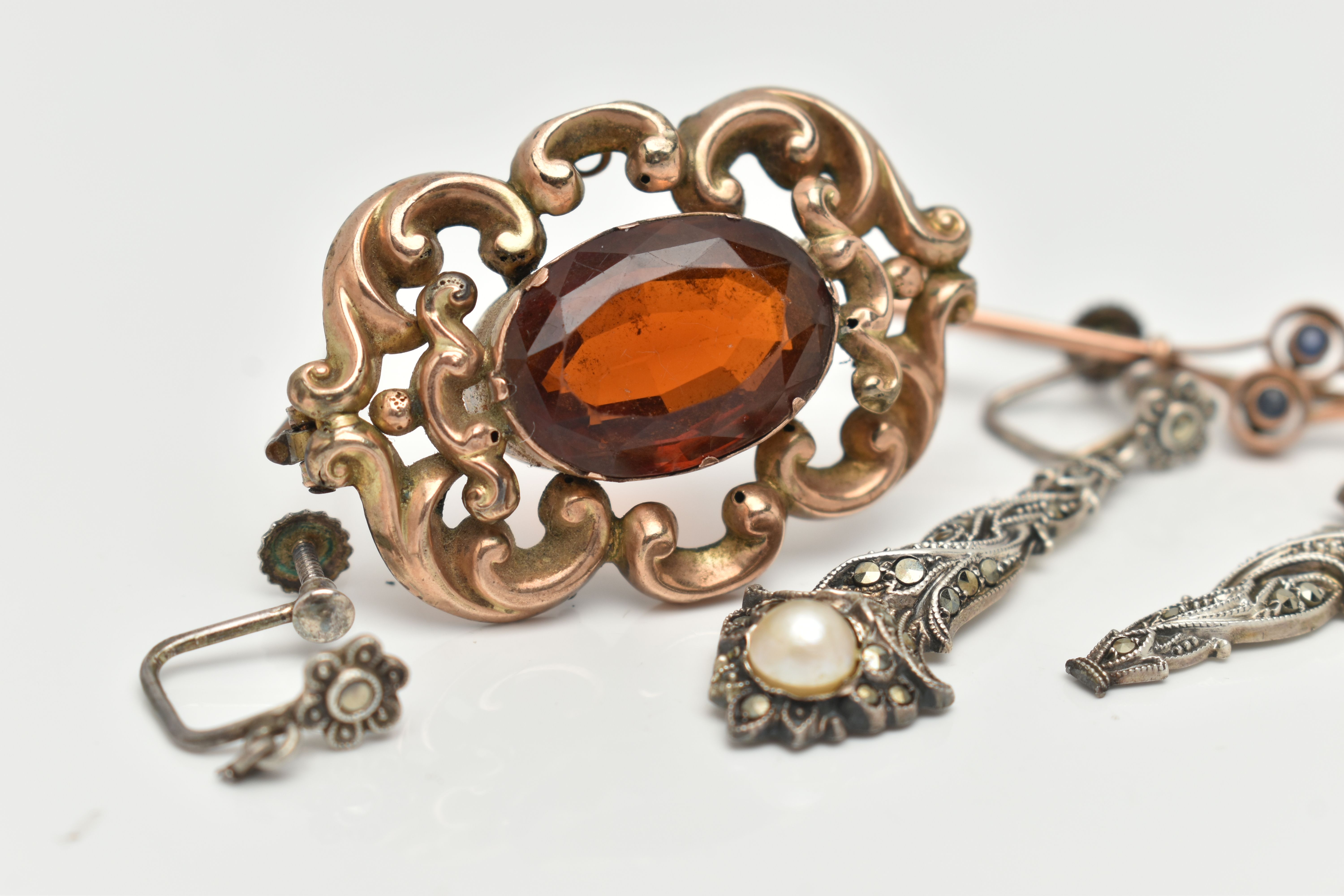 FOUR ITEMS OF JEWELLERY, to include an early 20th century bar brooch with central bifurcated - Image 2 of 4
