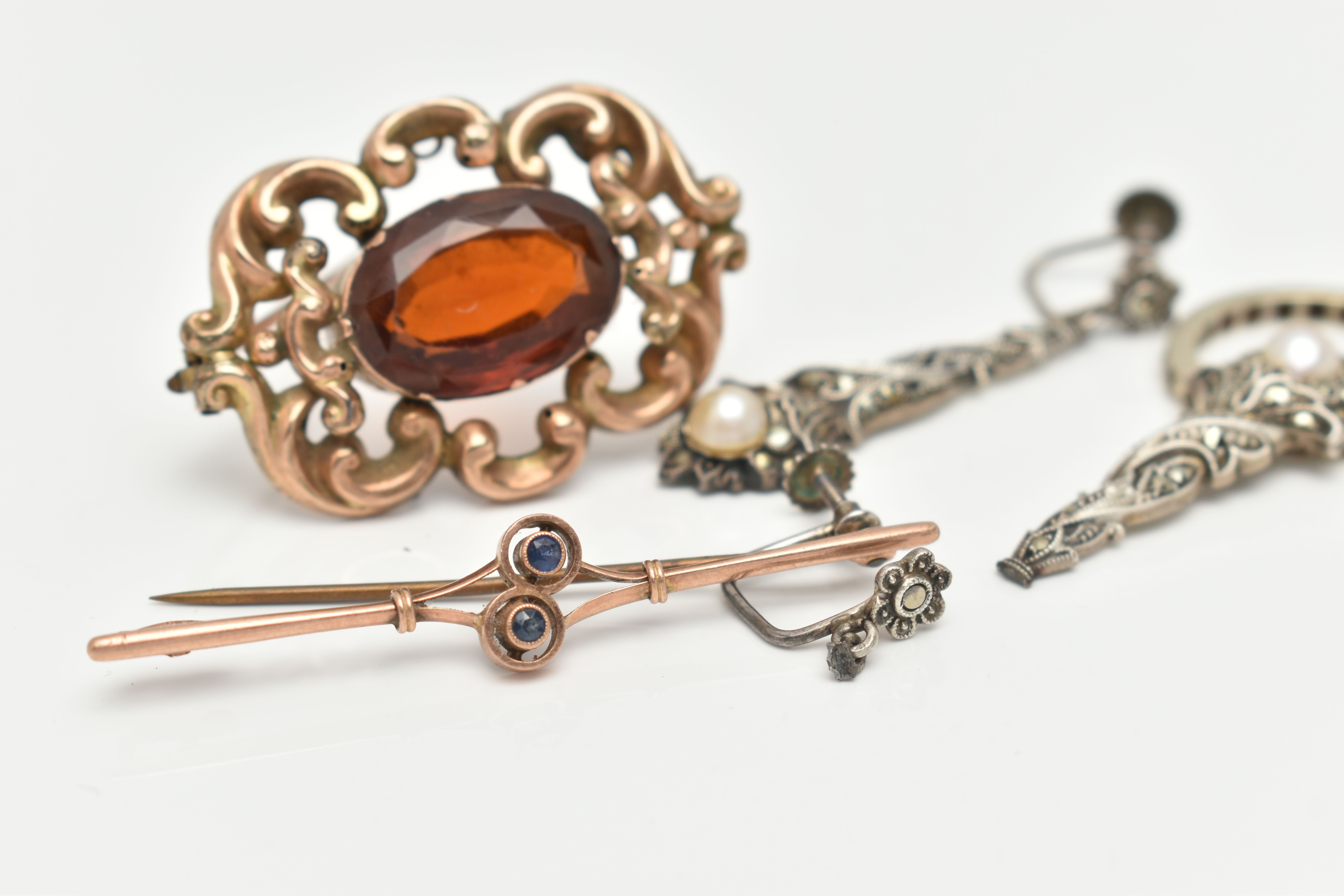 FOUR ITEMS OF JEWELLERY, to include an early 20th century bar brooch with central bifurcated - Image 4 of 4