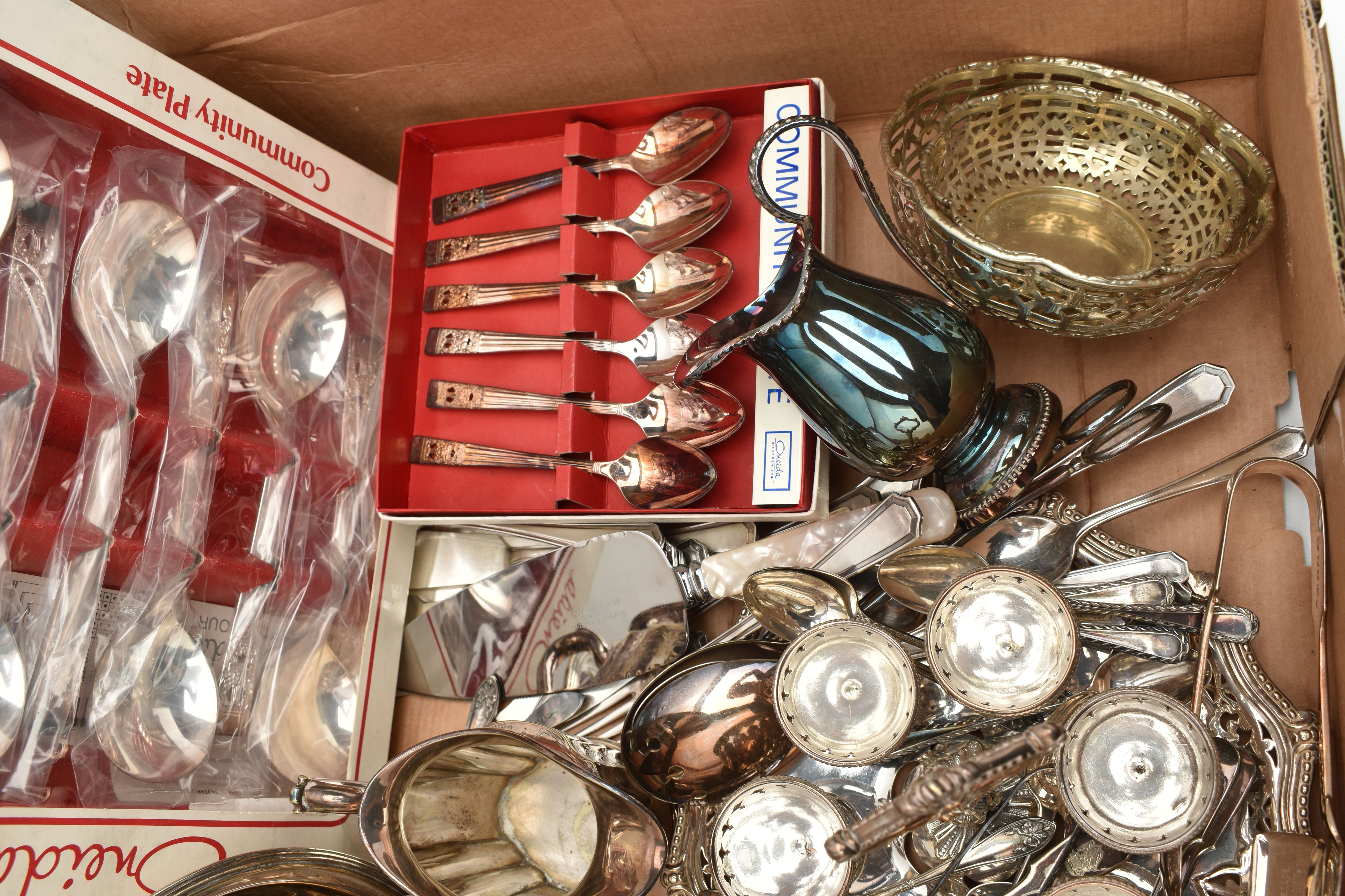 A BOX OF ASSORTED WHITE METAL WARE, to include a silver plate sugar bowl, milk jug and creamer, a - Image 4 of 4