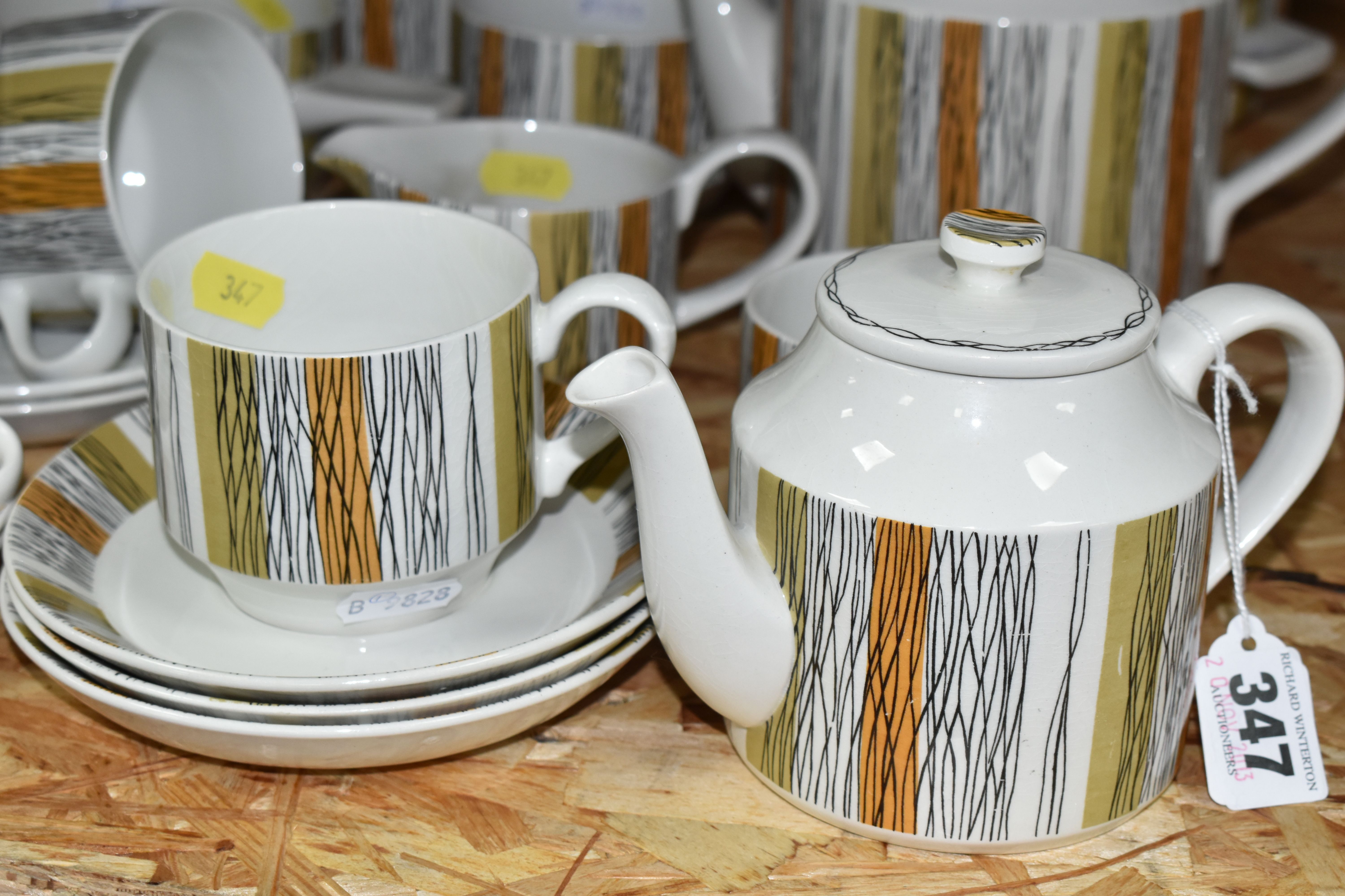 A QUANTITY OF MID-CENTURY MIDWINTER 'SIENNA' PATTERN DINNER AND TEA WARE, comprising three covered - Image 3 of 4