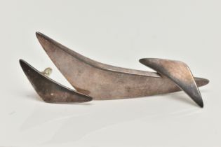 A DANISH 'HANS HANSEN' SILVER BROOCH AND PAIR OF EARRINGS, polished boomerang style brooch signed '