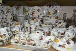 ROYAL WORCESTER 'EVESHAM', WILD HARVEST' AND 'ARDEN' DINNER WARES ETC, to include thirteen Arden