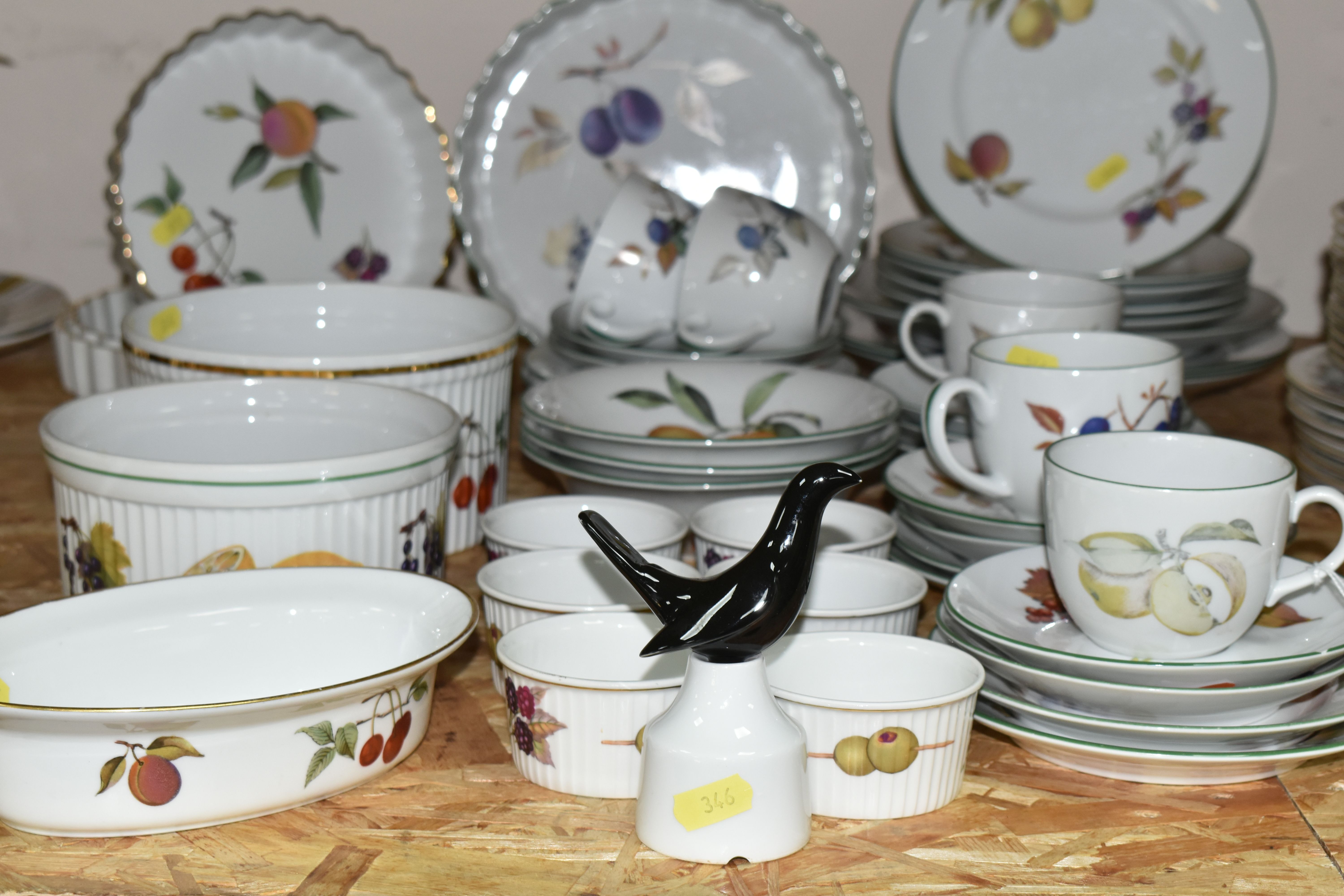 A GROUP OF ROYAL WORCESTER 'EVESHAM VALE' PATTERN TABLEWARE, comprising three dinner plates, five