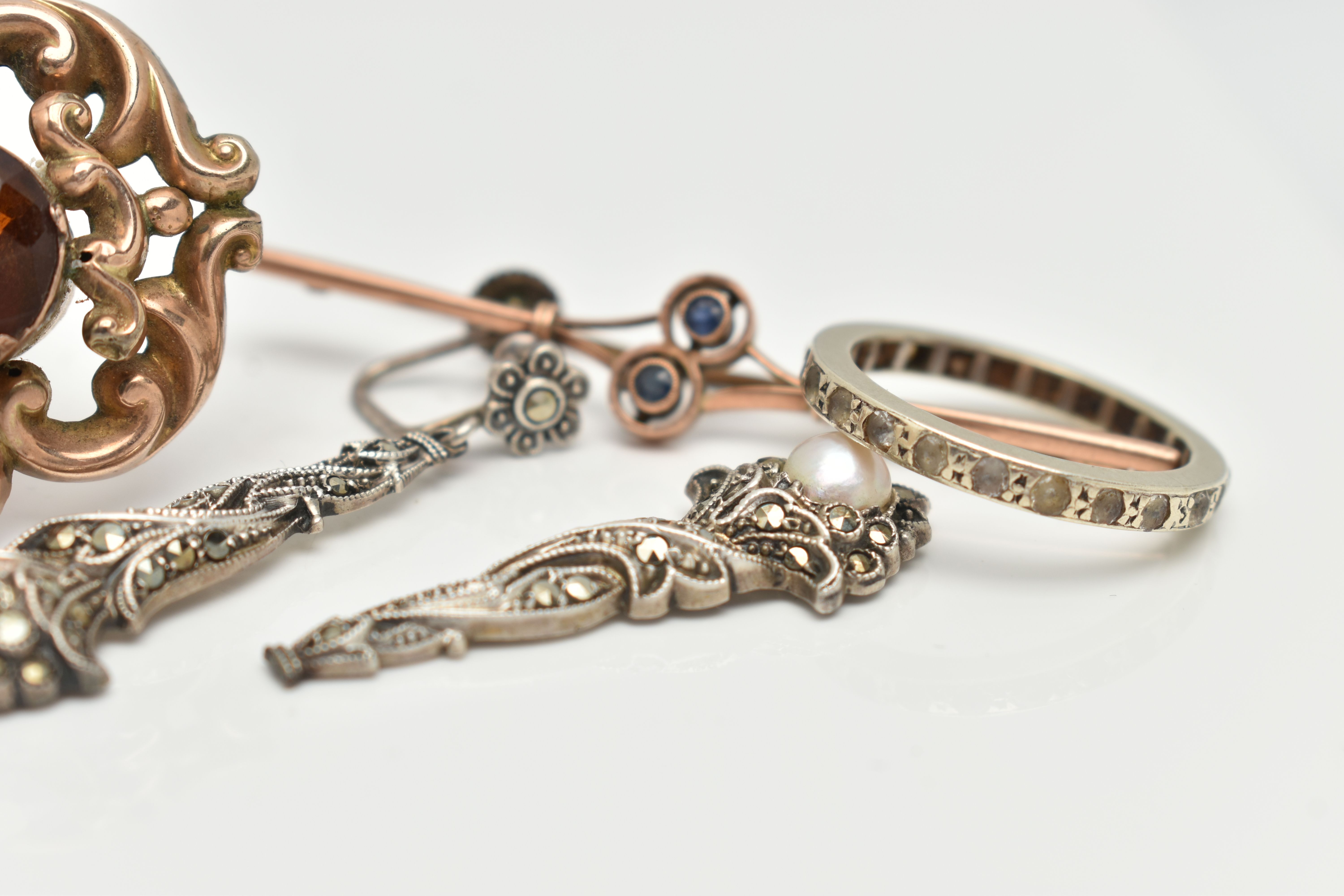 FOUR ITEMS OF JEWELLERY, to include an early 20th century bar brooch with central bifurcated - Image 3 of 4