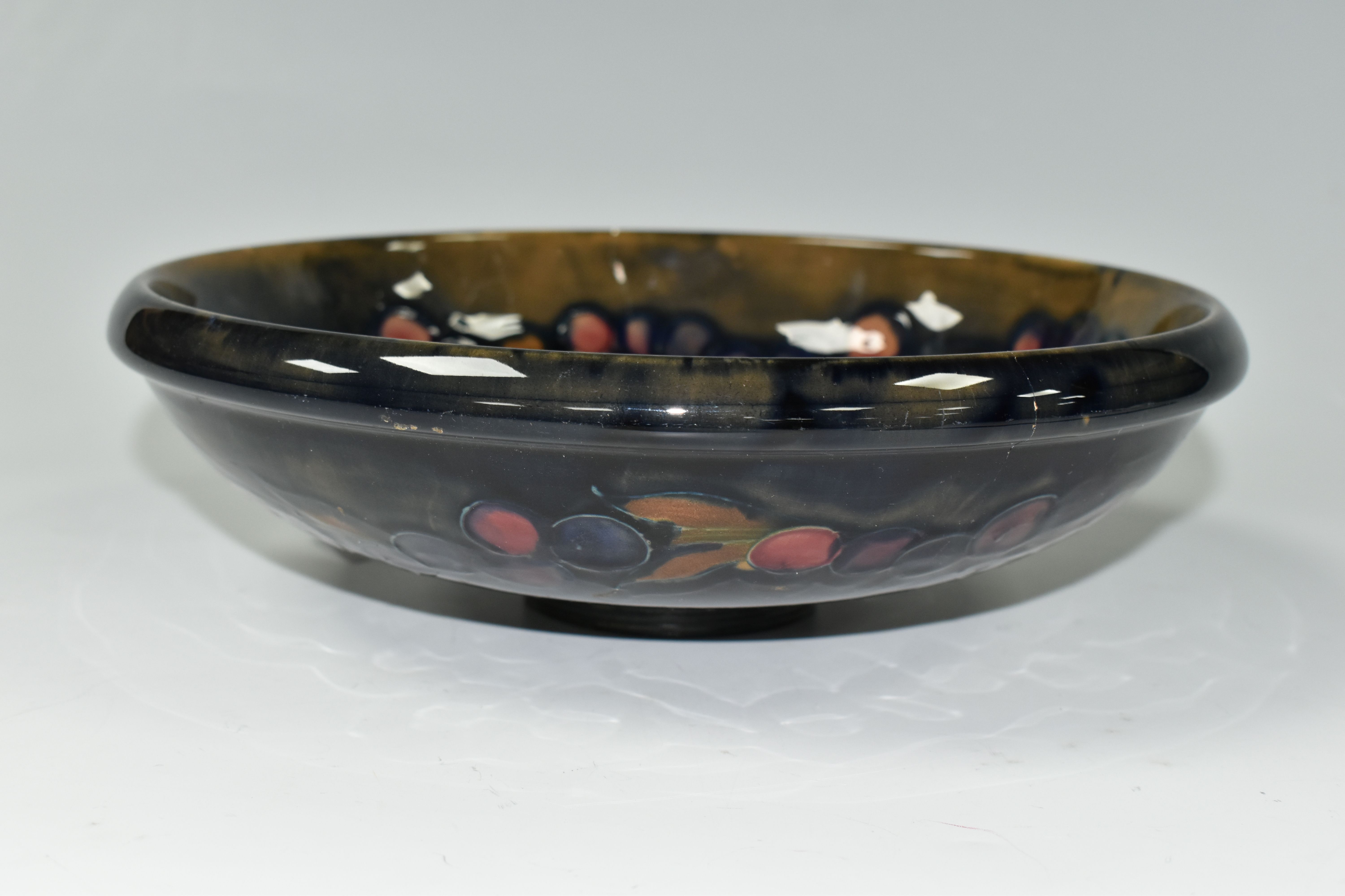 A WILLIAM MOORCROFT SHALLOW FRUIT BOWL DECORATED WITH THE POMEGRANATE PATTERN ON A BLUE / BROWN - Image 2 of 7