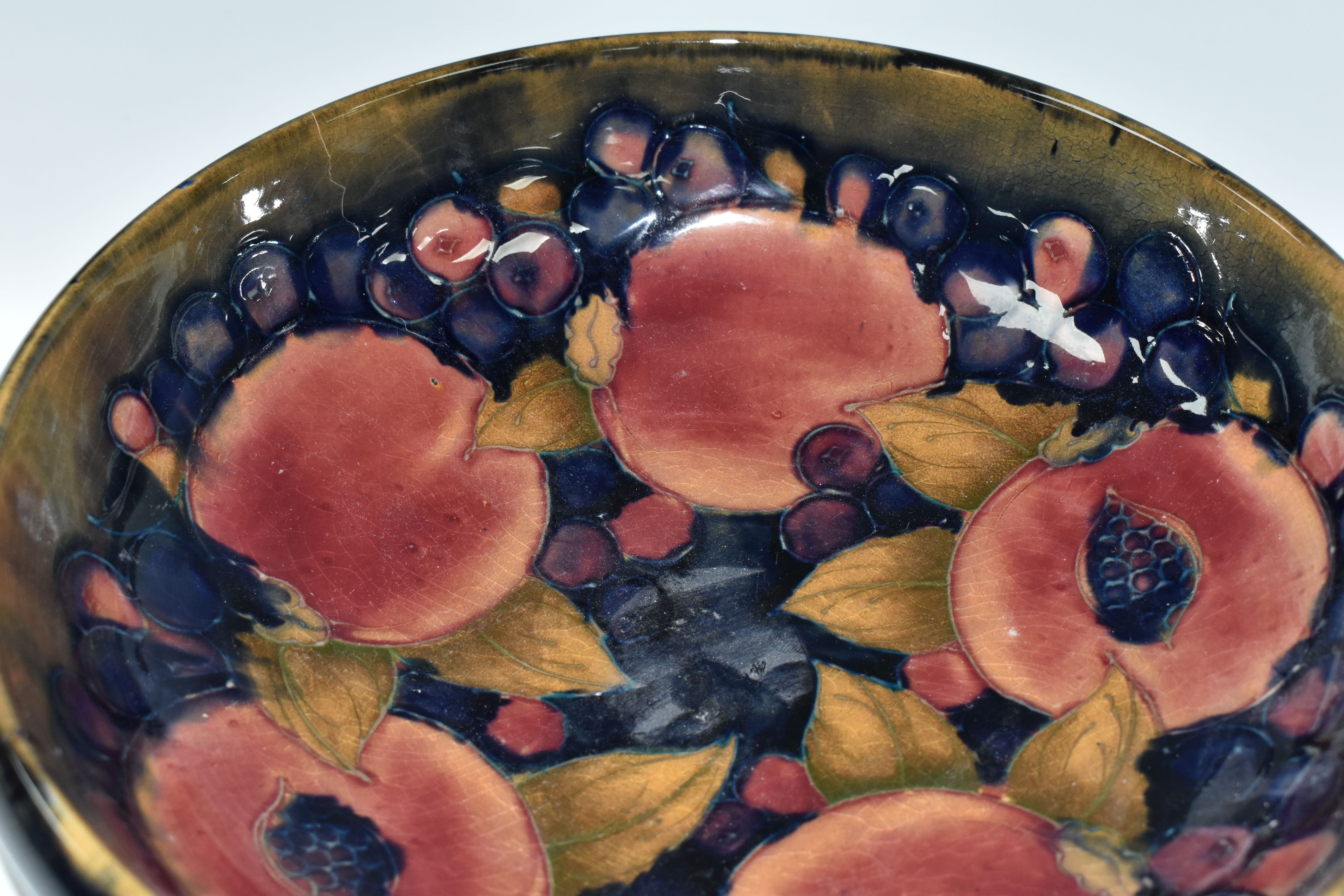A WILLIAM MOORCROFT SHALLOW FRUIT BOWL DECORATED WITH THE POMEGRANATE PATTERN ON A BLUE / BROWN - Image 4 of 7