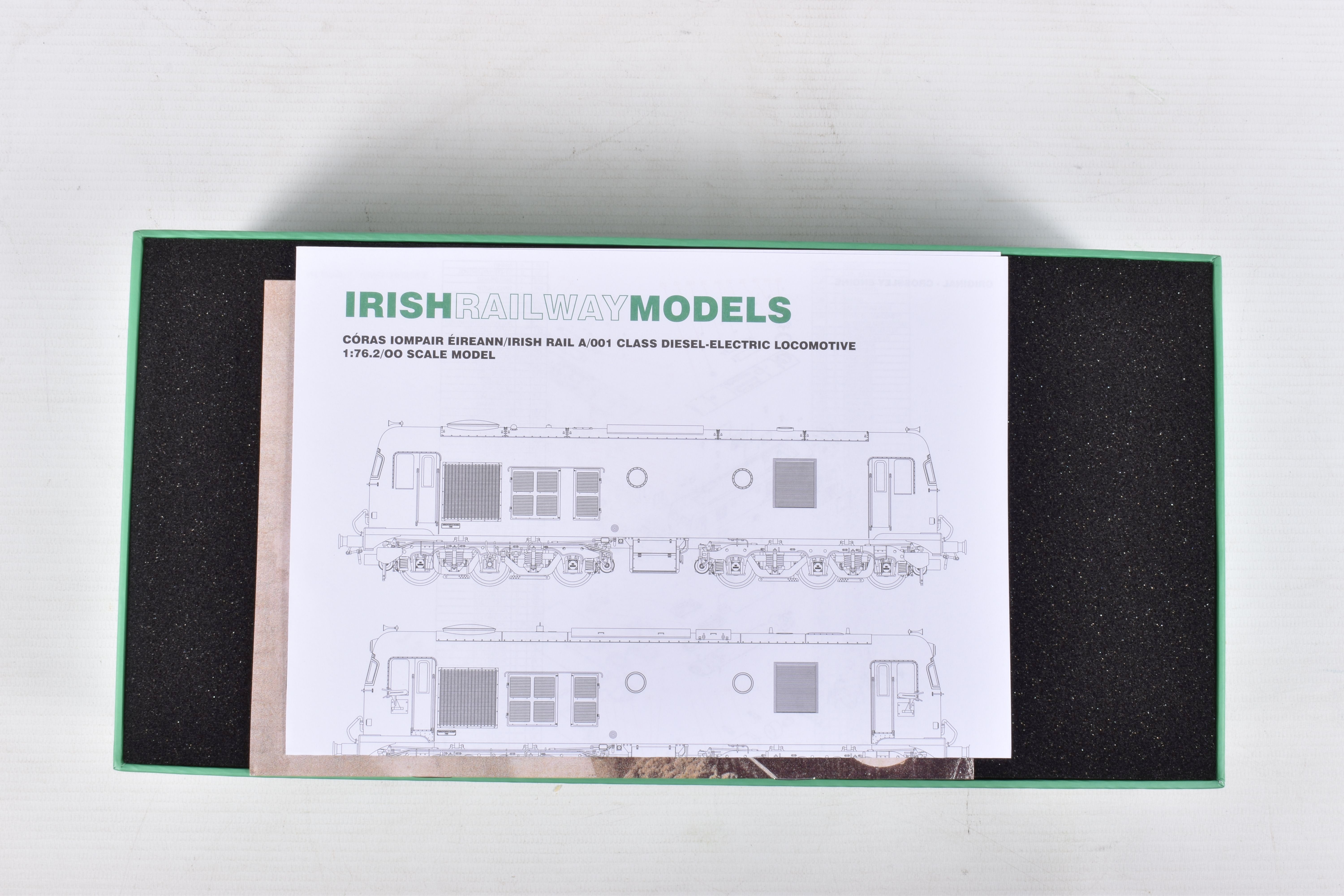 A BOXED IRISH RAILWAY MODEL RAILWAY DIESEL-ELECTRIC LOCOMOTIVE OO GAUGE, A-001 Class, running no. - Image 3 of 4