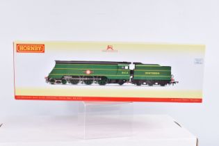 A BOXED HORNBY MODEL RAILWAYS OO GAUGE STEAM LOCOMOTIVE, SR Merchant Navy Class (Original) 'Royal