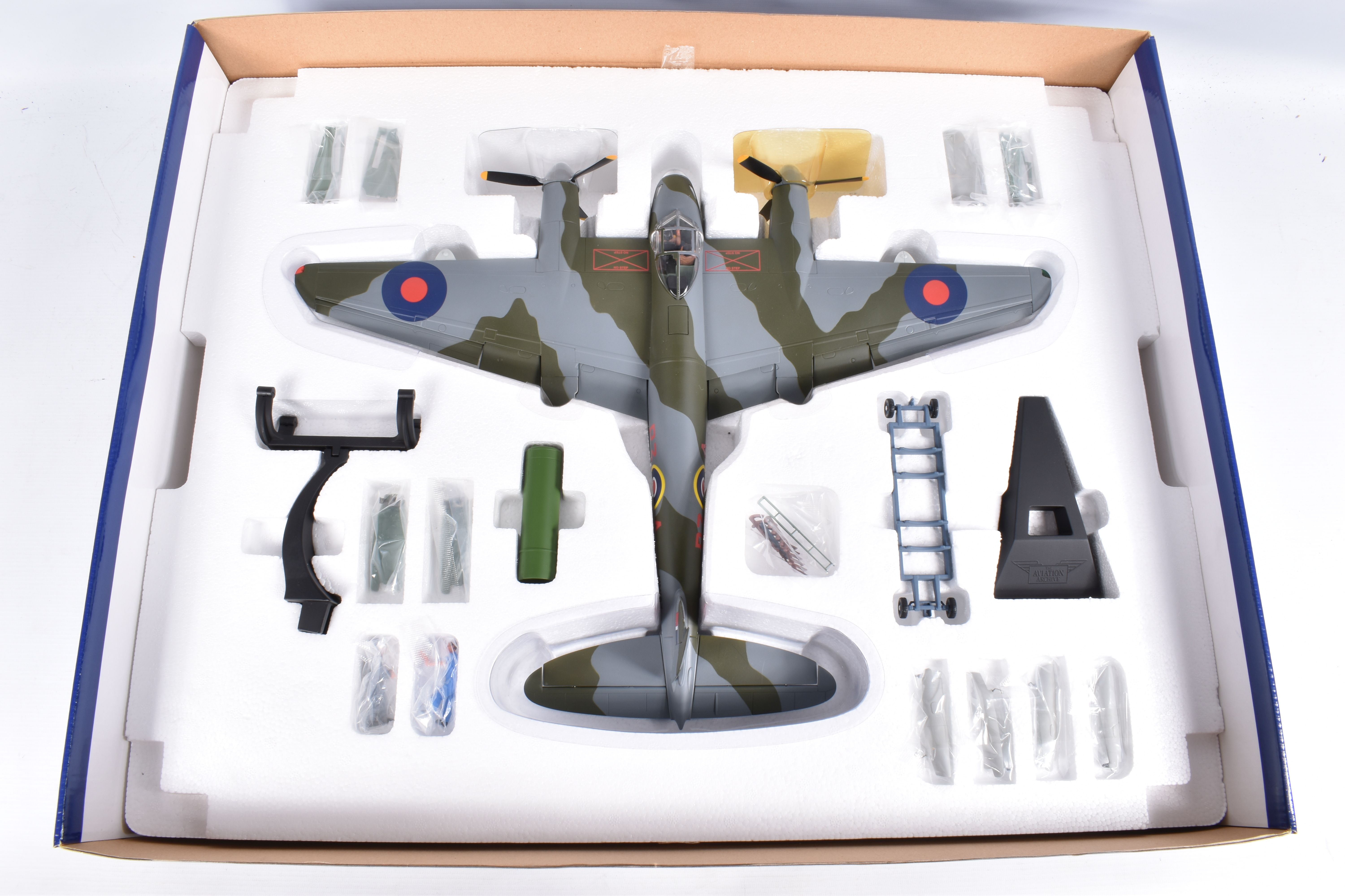 A BOXED LIMITED EDITION CORGI AVIATION ARCHIVE WORLD WAR II BOMBERS ON THE HORIZON DH MOSQUITO B - Image 4 of 4