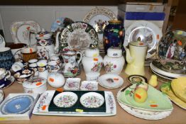 A LARGE COLLECTION OF NAMED CERAMICS, comprising Poole Pottery 'Traditional' pattern fruit bowl (