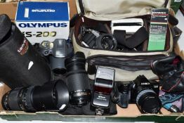 A BOX OF CAMERAS AND CAMERA EQUIPMENT, including a Minolta DYNAX 3000i fitted with an AF zoom 35-