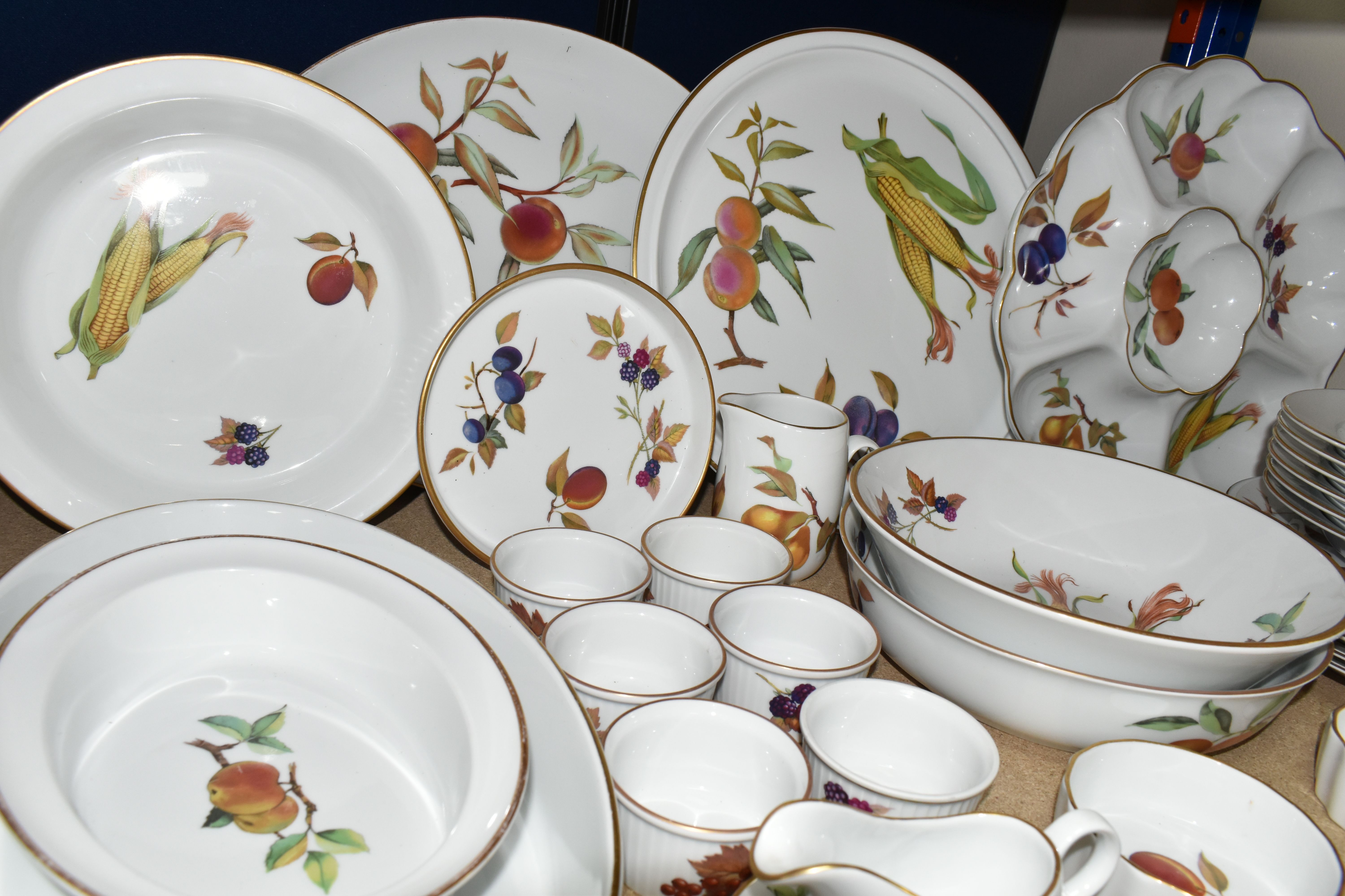 A QUANTITY OF ROYAL WORCESTER EVESHAM DINNERWARE, comprising six dinner plates, six soup dishes, two - Image 5 of 6