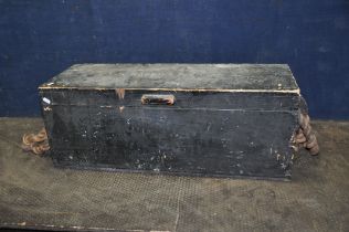 A VINTAGE WOODEN CARPENTERS TOOLBOX with rope handles, inner lift out tray width 82cm depth 30cm