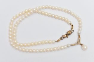 A SINGLE STRAND CULTURED PEARL AND DIAMOND PENDANT NECKLACE, a single strand of cultured white