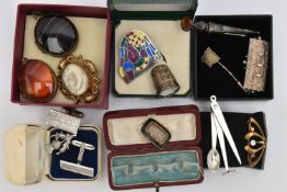 A BOX OF ASSORTED JEWELLERY, to include a small mourning brooch with enamel detail and a plaited