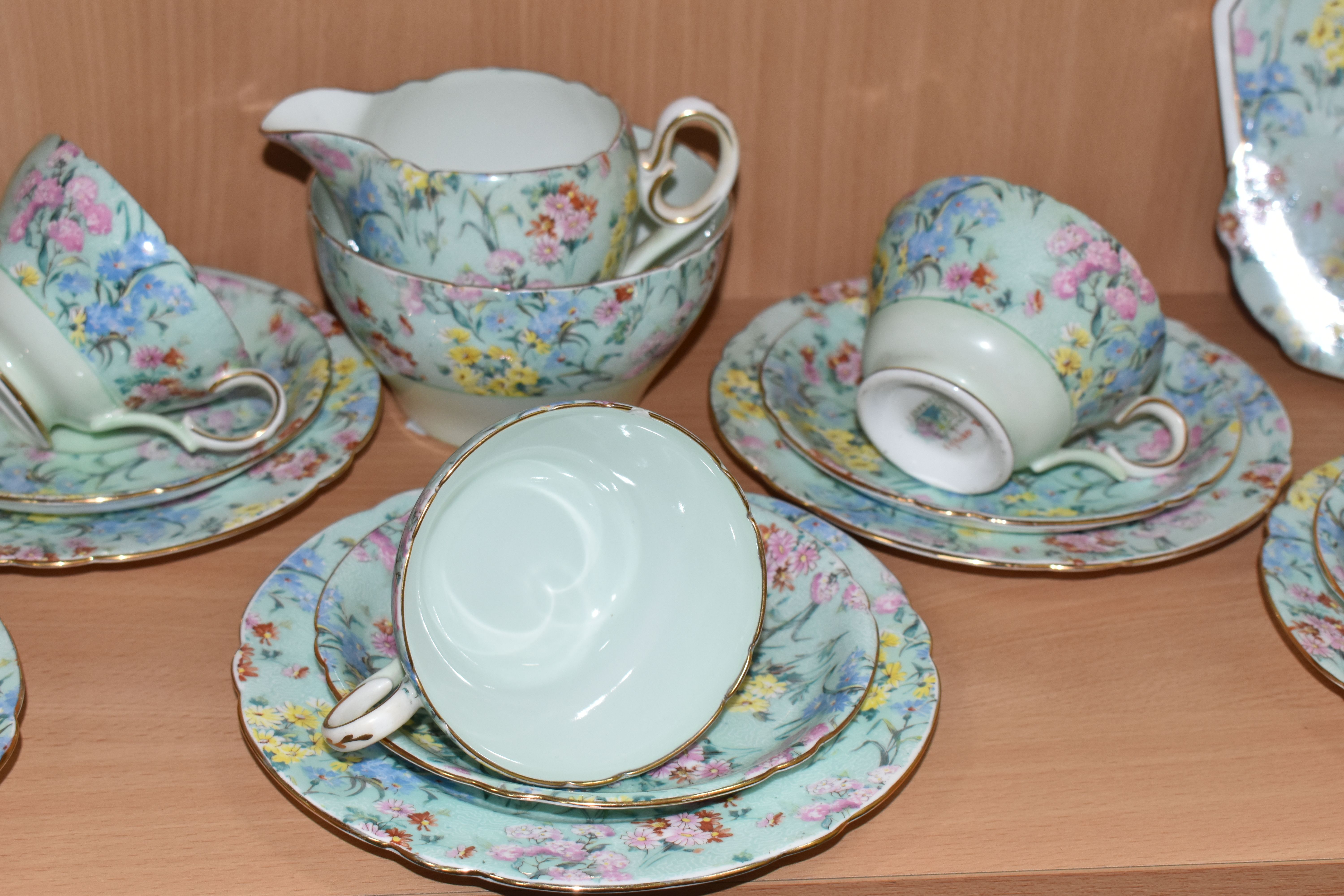A TWENTY FIVE PIECE SHELLEY 'MELODY' TEA SET, comprising a teapot, a cake plate, a cream jug, a - Image 5 of 12
