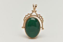 A 9CT GOLD SWIVEL FOB, the oval fob set with an onyx and dyed chalcedony cabochon, to the scallop