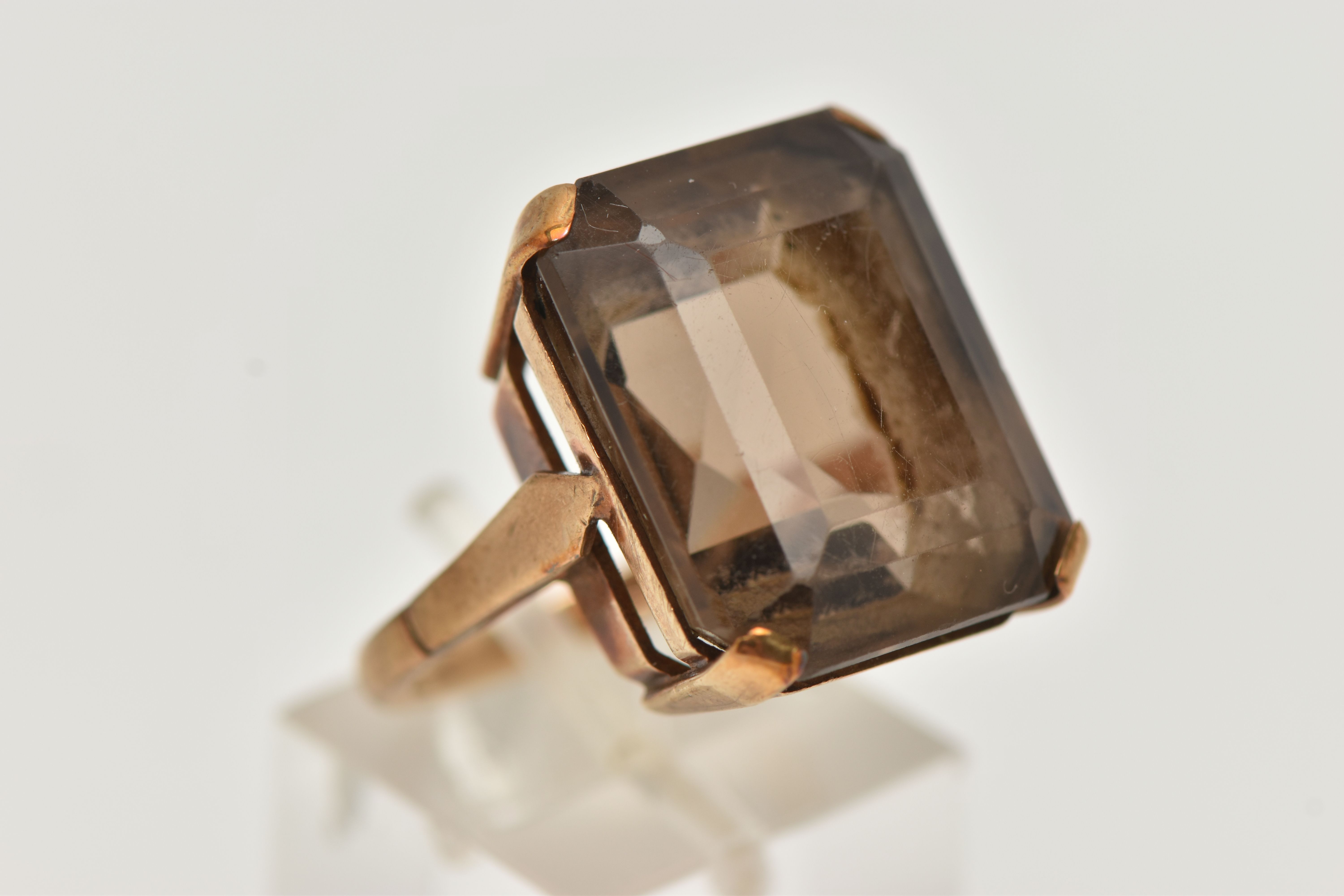 A YELLOW METAL SMOKY QUARTZ DRESS RING, rectangular cut smoky quartz, measuring approximately length - Image 4 of 4