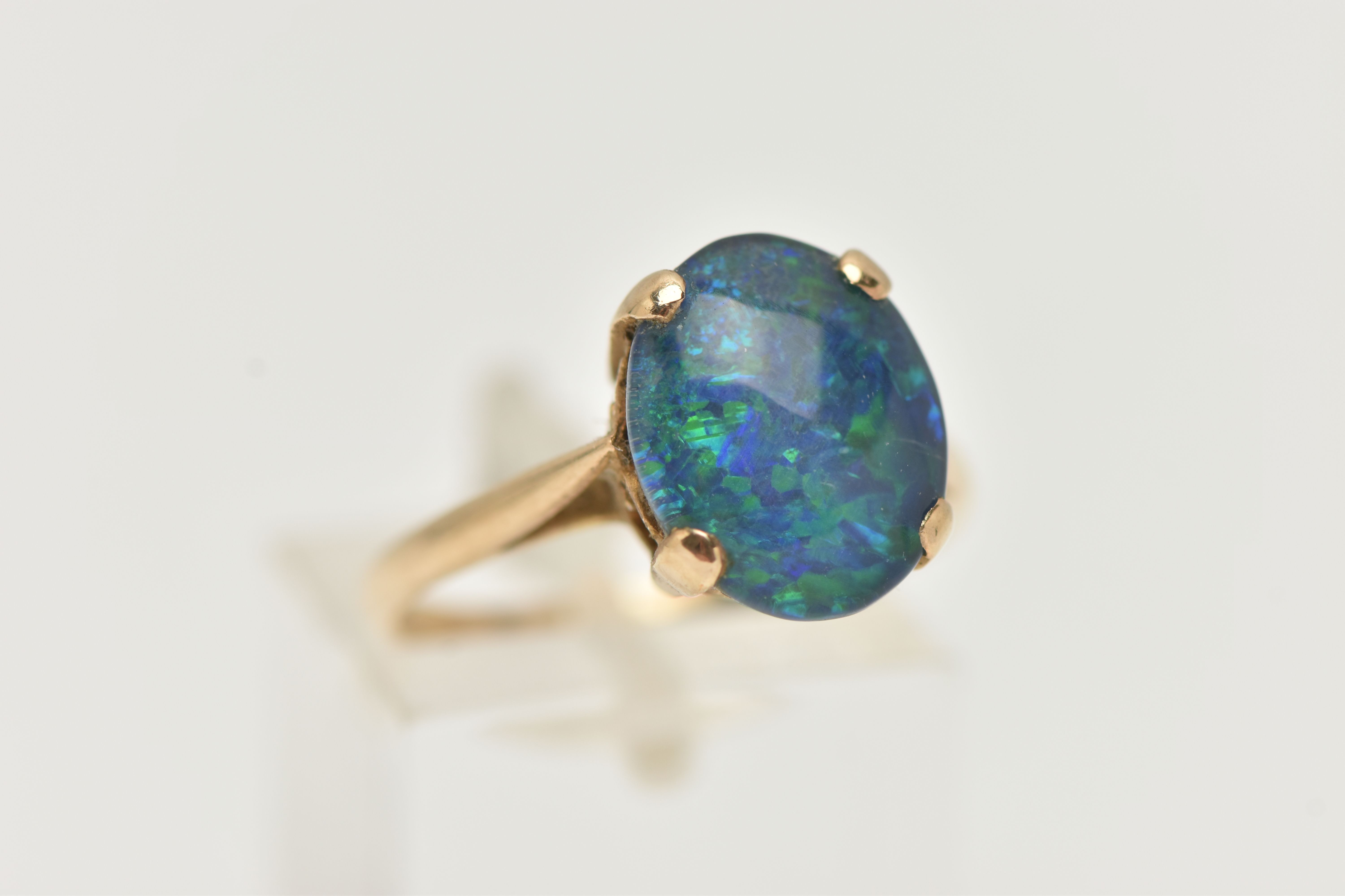 A 9CT GOLD OPAL TRIPLET RING, the oval opal triplet in a four claw setting to the plain band, 9ct - Image 4 of 4