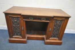 AN EDWARDIAN WALNUT BREAKFRONT SIDEBOARD, with a single drawer and two cupboard door, surrounding