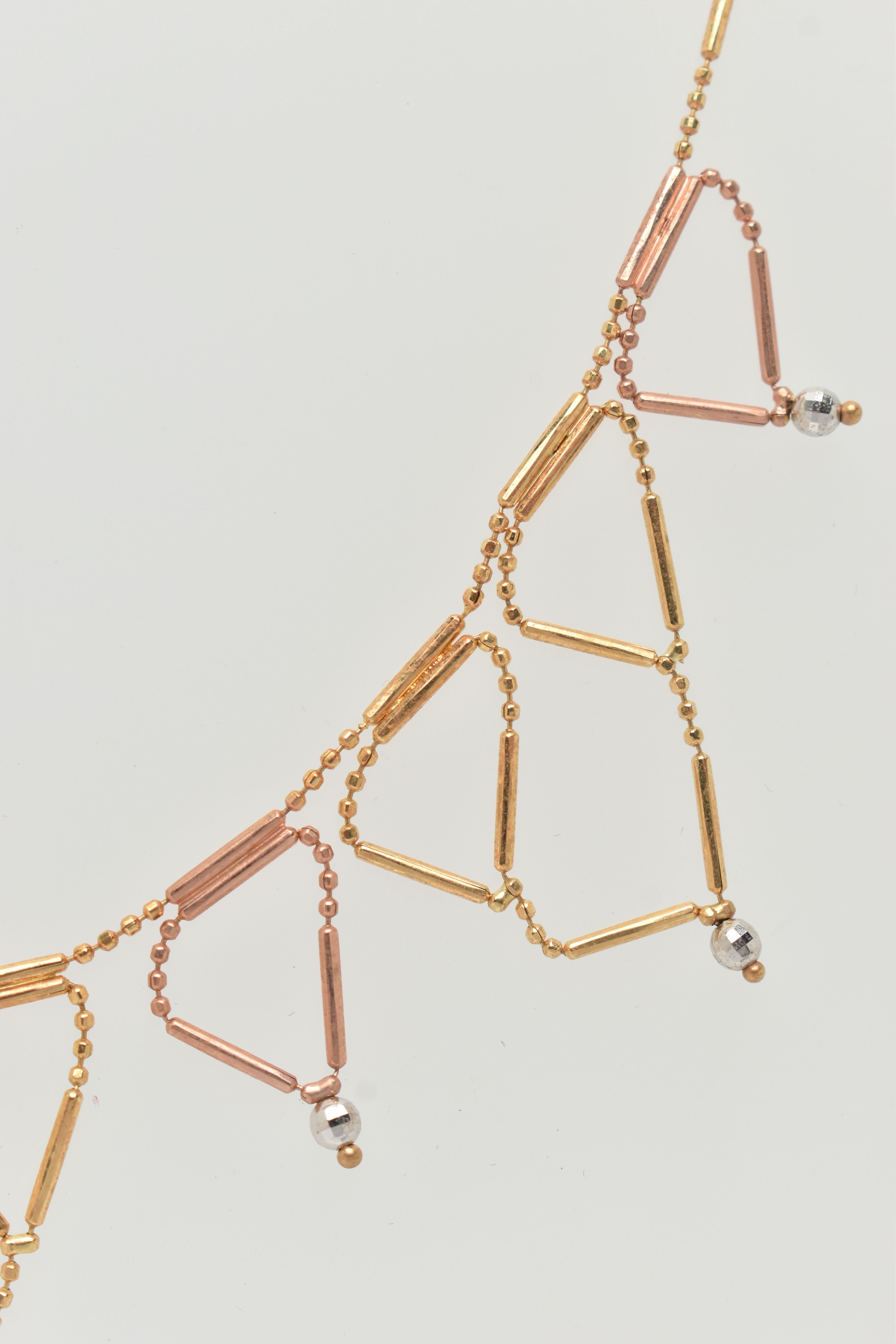 A BI-COLOUR FRINGE NECKLACE, the faceted and tubular design chain suspending triangular fringe drops - Image 5 of 5