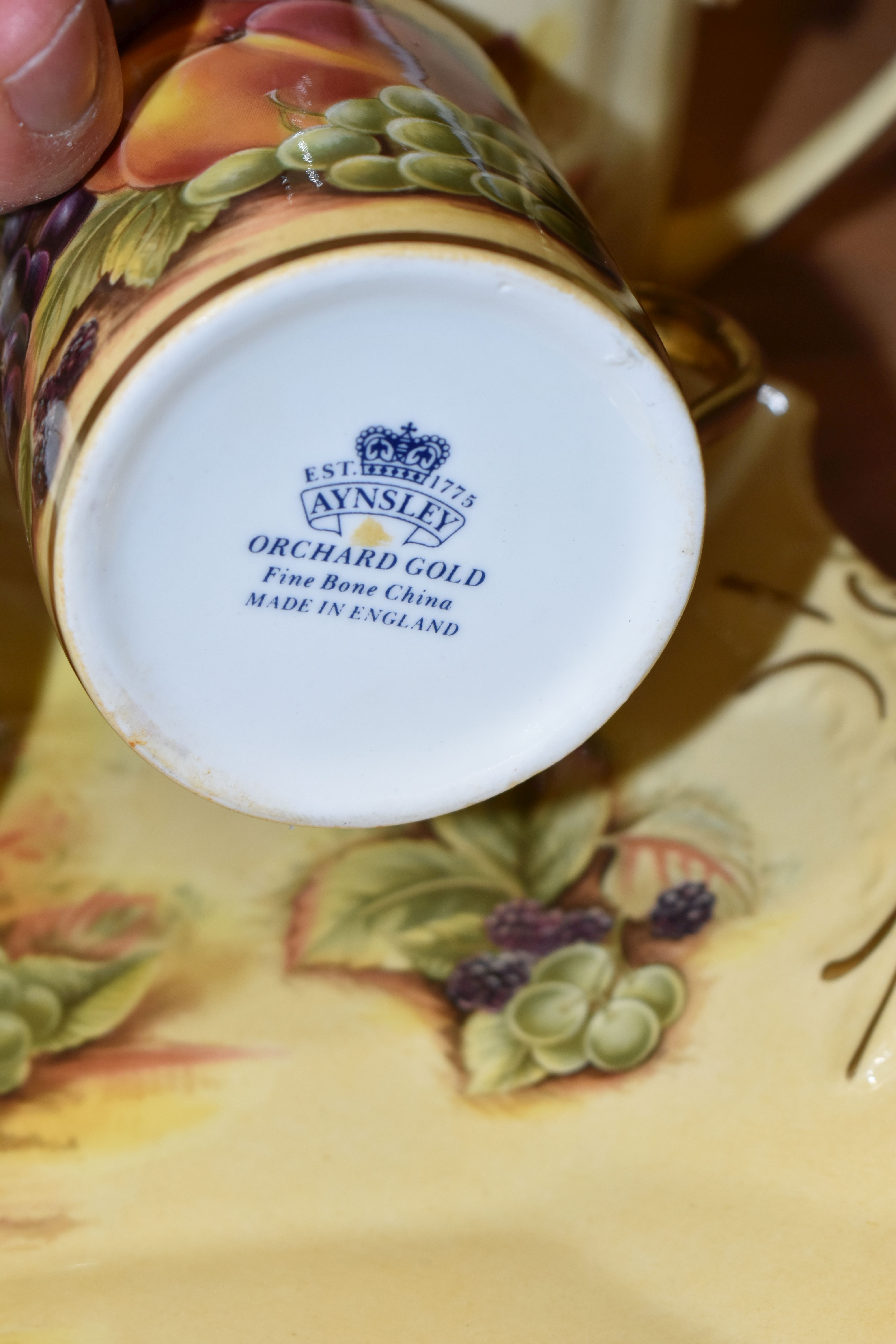 THIRTY EIGHT PIECES OF AYNSLEY ORCHARD GOLD TEA AND DINNER WARES, to include a tea for one teapot, - Image 10 of 11