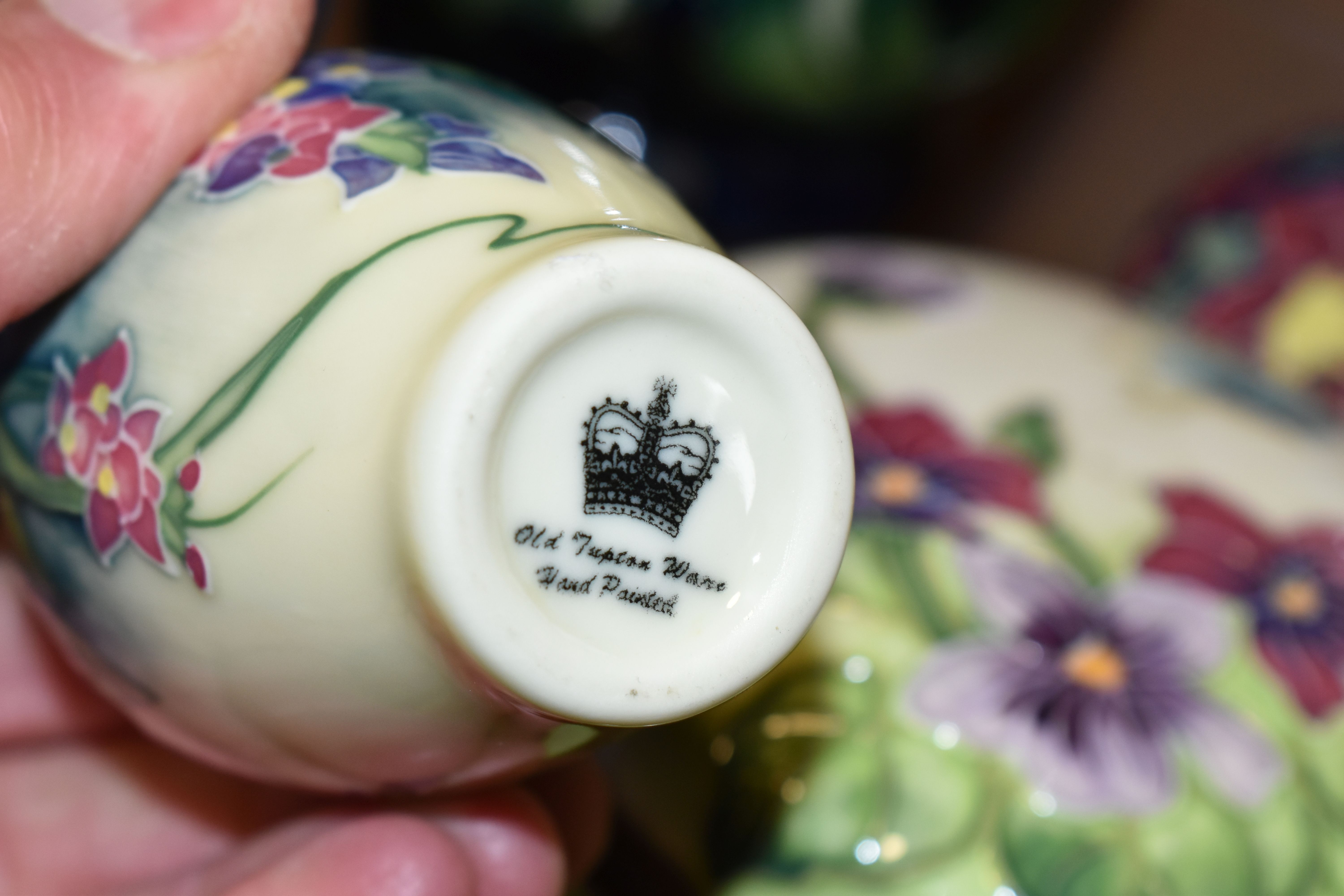 A GROUP OF TUBE LINED CERAMICS, comprising a boxed Old Tupton Ware vase, decorated with pink and - Image 10 of 10