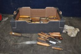 A TRAY CONTAINING APPROX FIFTY VINTAGE WOOD CHISELS AND GOUGES including carving chisels by makers