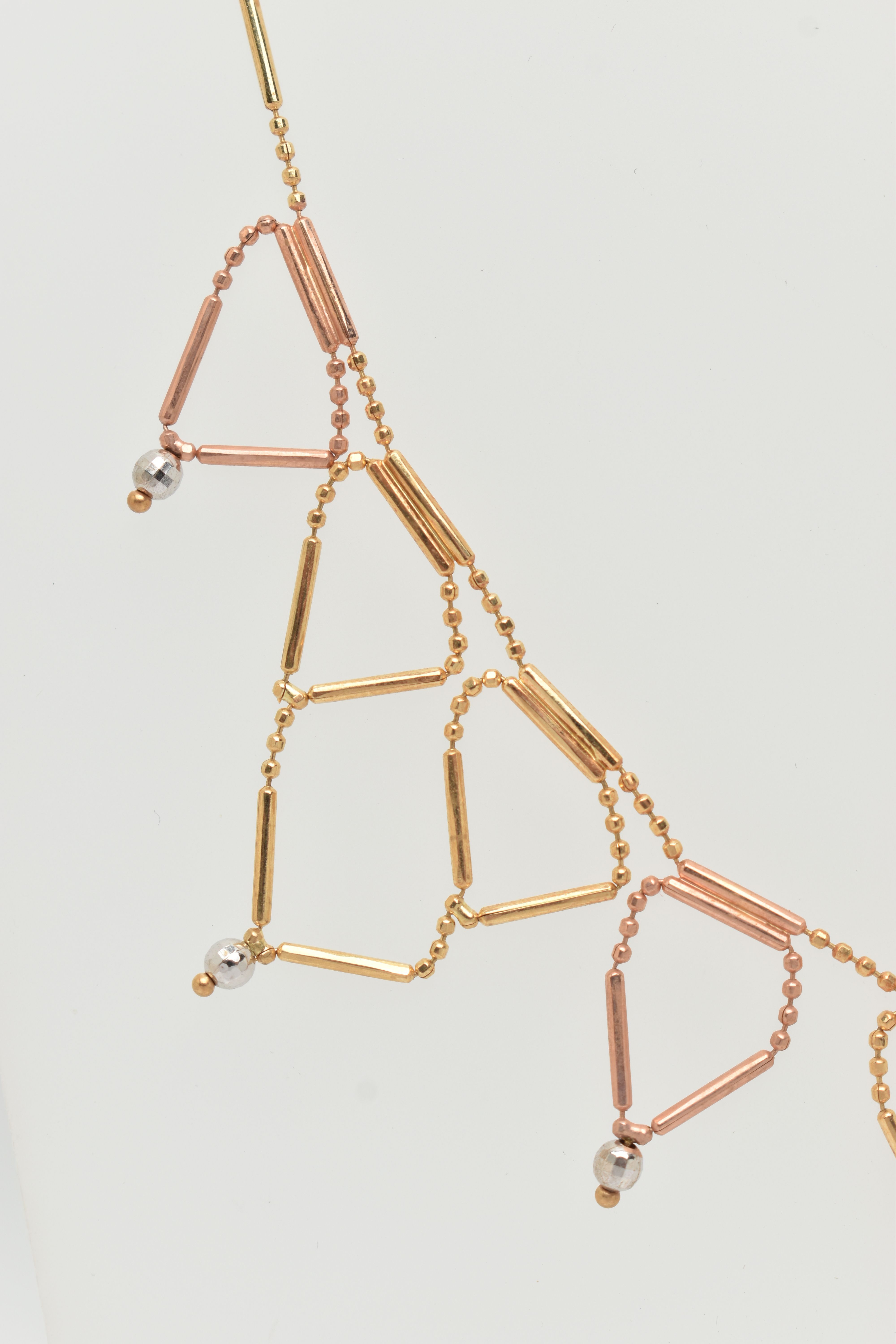 A BI-COLOUR FRINGE NECKLACE, the faceted and tubular design chain suspending triangular fringe drops - Image 4 of 5