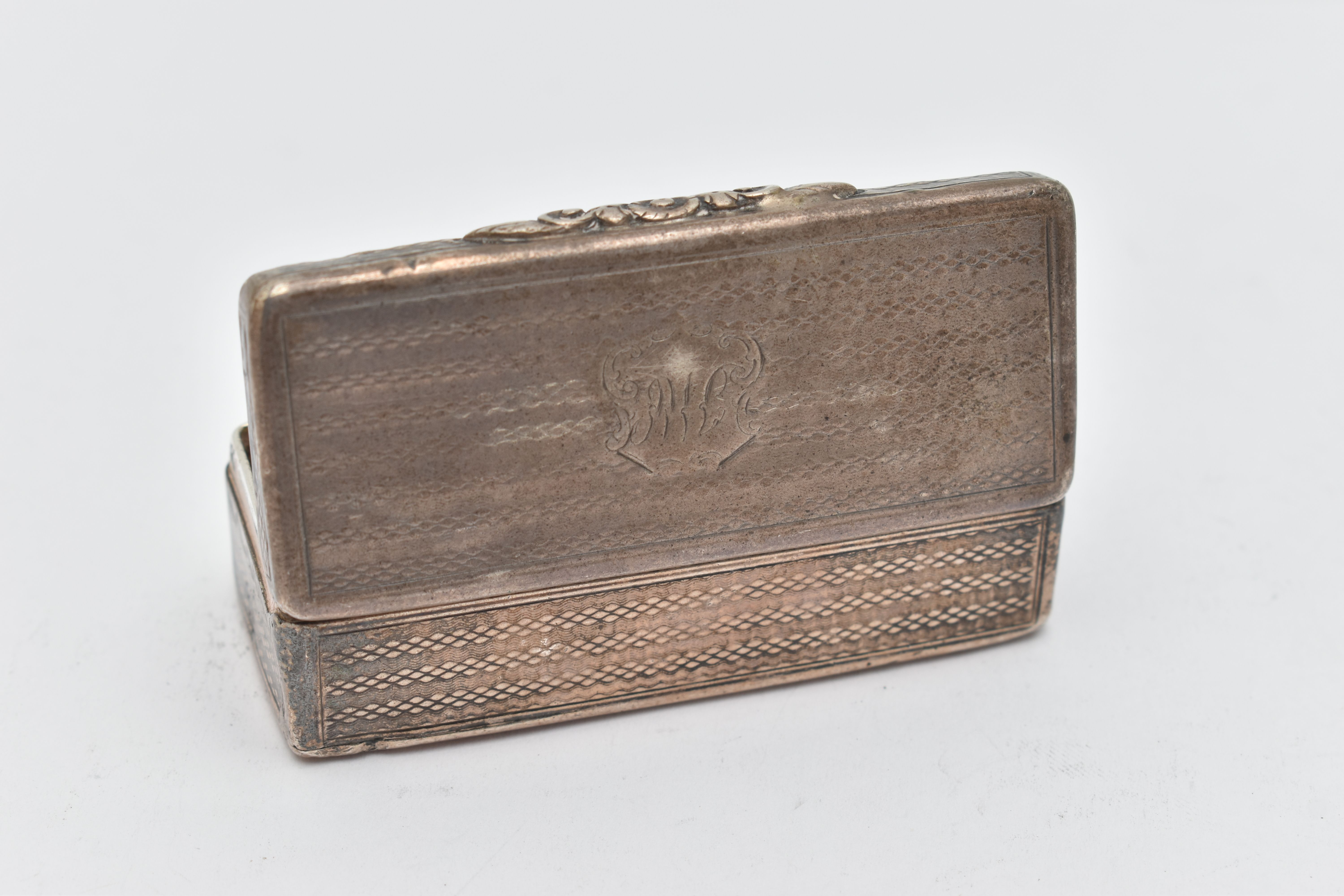 AN EARLY VICTORIAN NATHANIEL MILLS SILVER SNUFF BOX, the rectangular shape with engine turned banded - Image 3 of 4