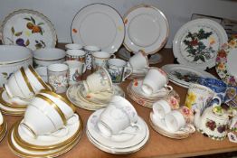 A GROUP OF CERAMIC TEA AND DINNER WARE, to include two dinner plates and two tea plates in