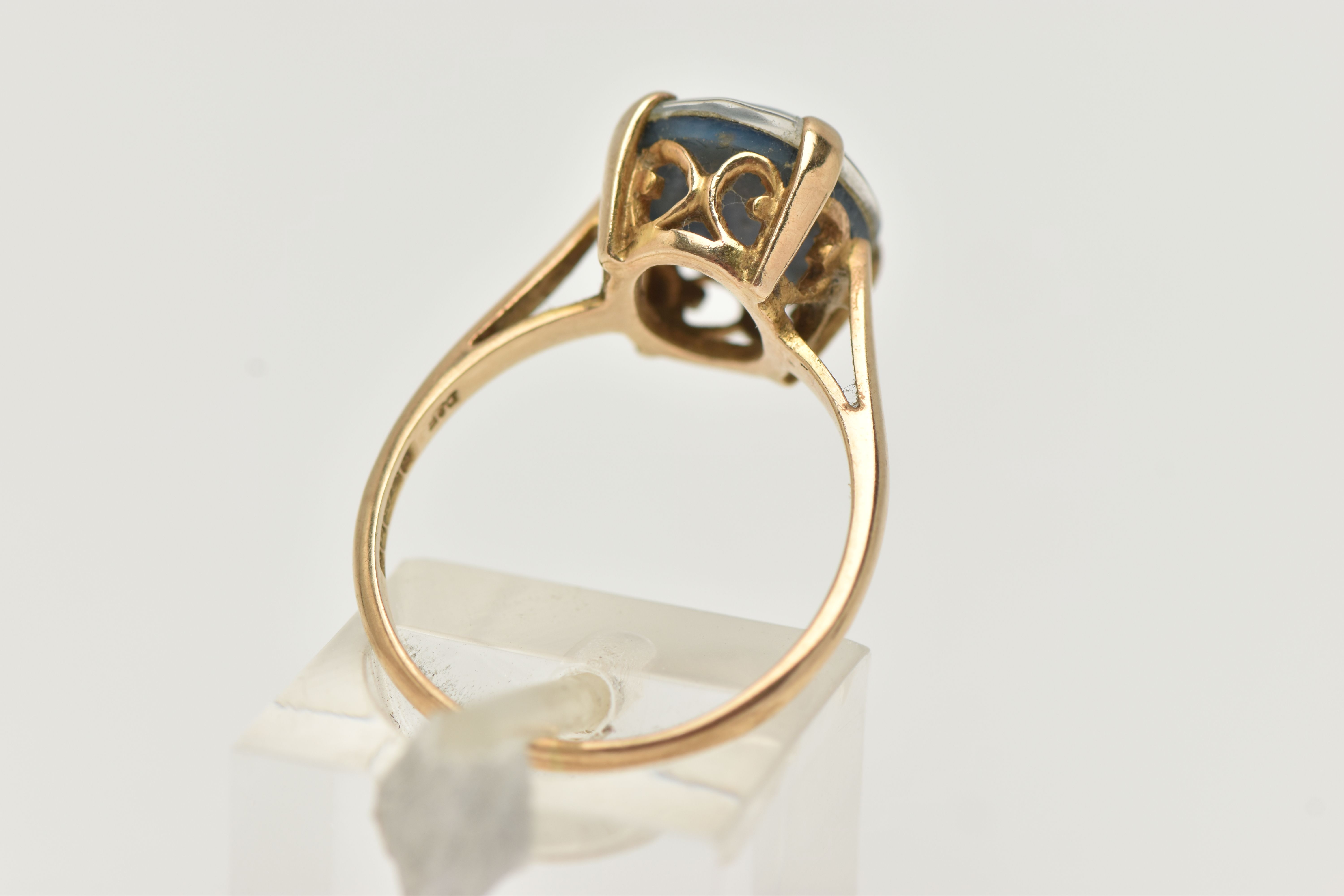 A 9CT GOLD OPAL TRIPLET RING, the oval opal triplet in a four claw setting to the plain band, 9ct - Image 3 of 4