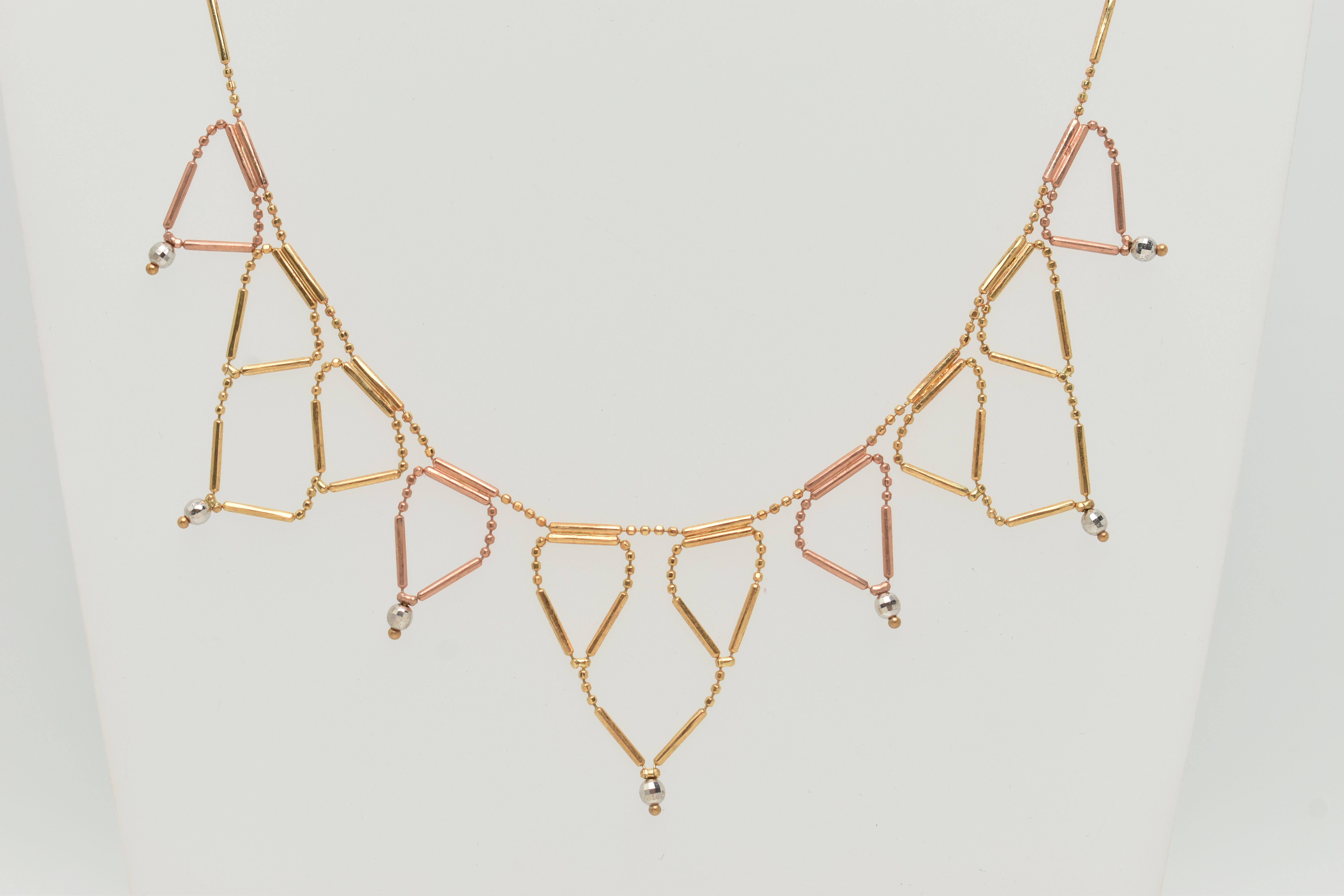 A BI-COLOUR FRINGE NECKLACE, the faceted and tubular design chain suspending triangular fringe drops - Image 2 of 5