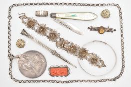 A SELECTION OF SILVER AND WHITE METAL JEWELLERY, to include a Scottish thistle bar brooch with