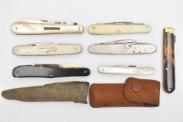 A SELECTION OF POCKET AND FRUIT KNIVES, to include a silver blade fruit knife with mother of pearl