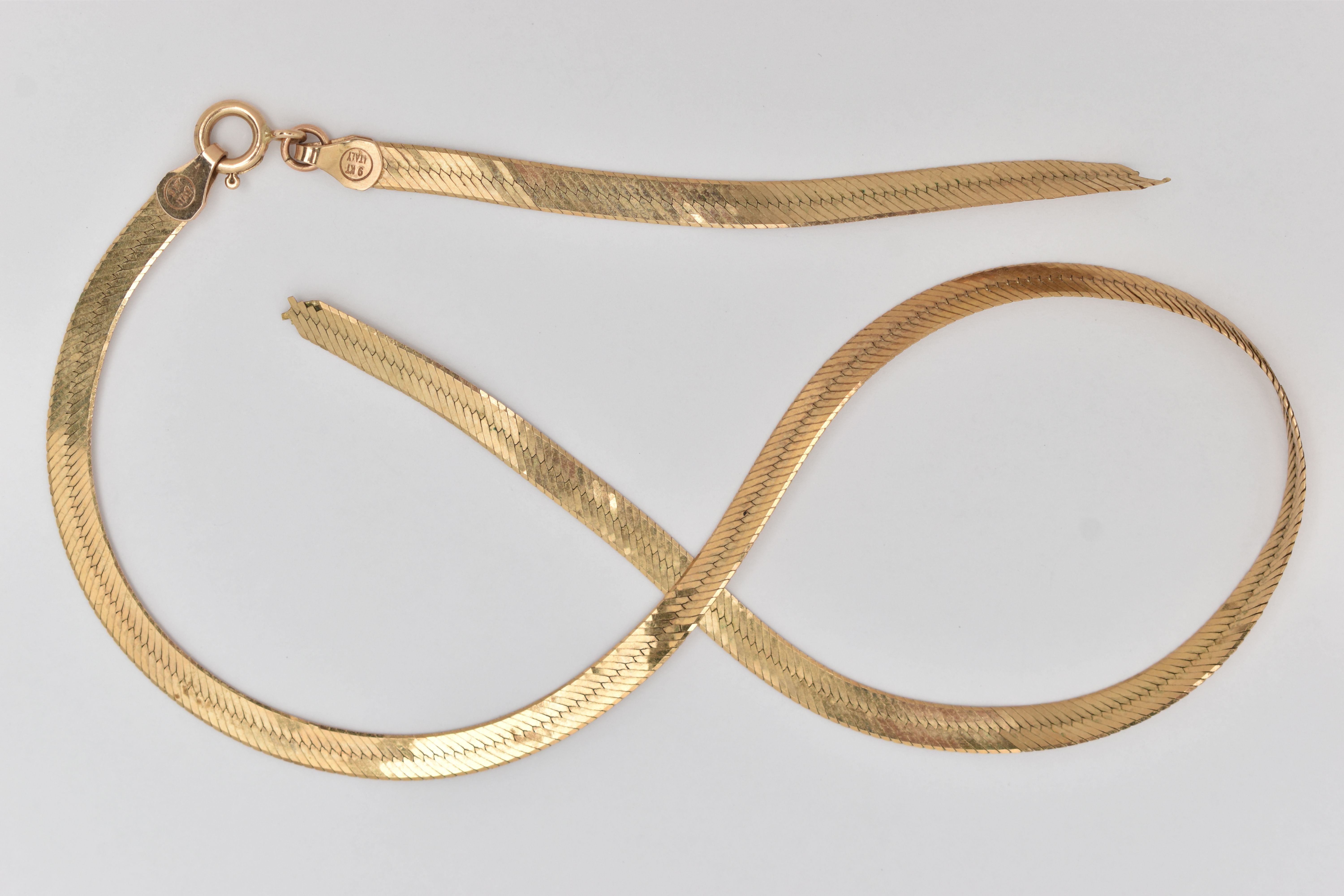 A 9CT GOLD FLAT HERRINGBONE CHAIN, AF fitted with a spring clasp, hallmarked 9ct Sheffield,