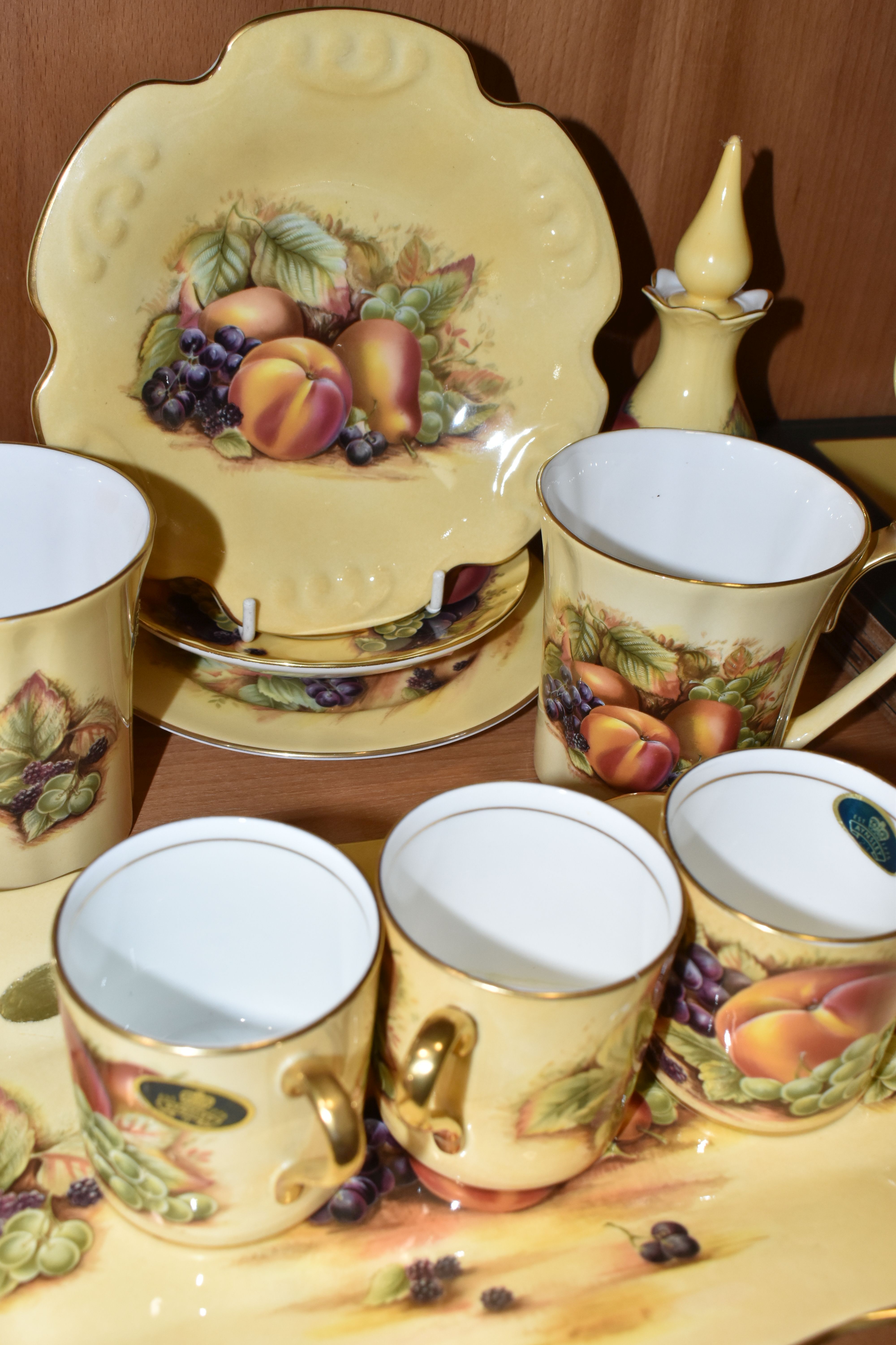 THIRTY EIGHT PIECES OF AYNSLEY ORCHARD GOLD TEA AND DINNER WARES, to include a tea for one teapot, - Image 5 of 11