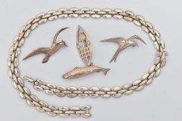 AN ASSORTMENT OF SILVER AND WHITE METAL JEWELLERY, to include a silver bird brooch, hallmarked '