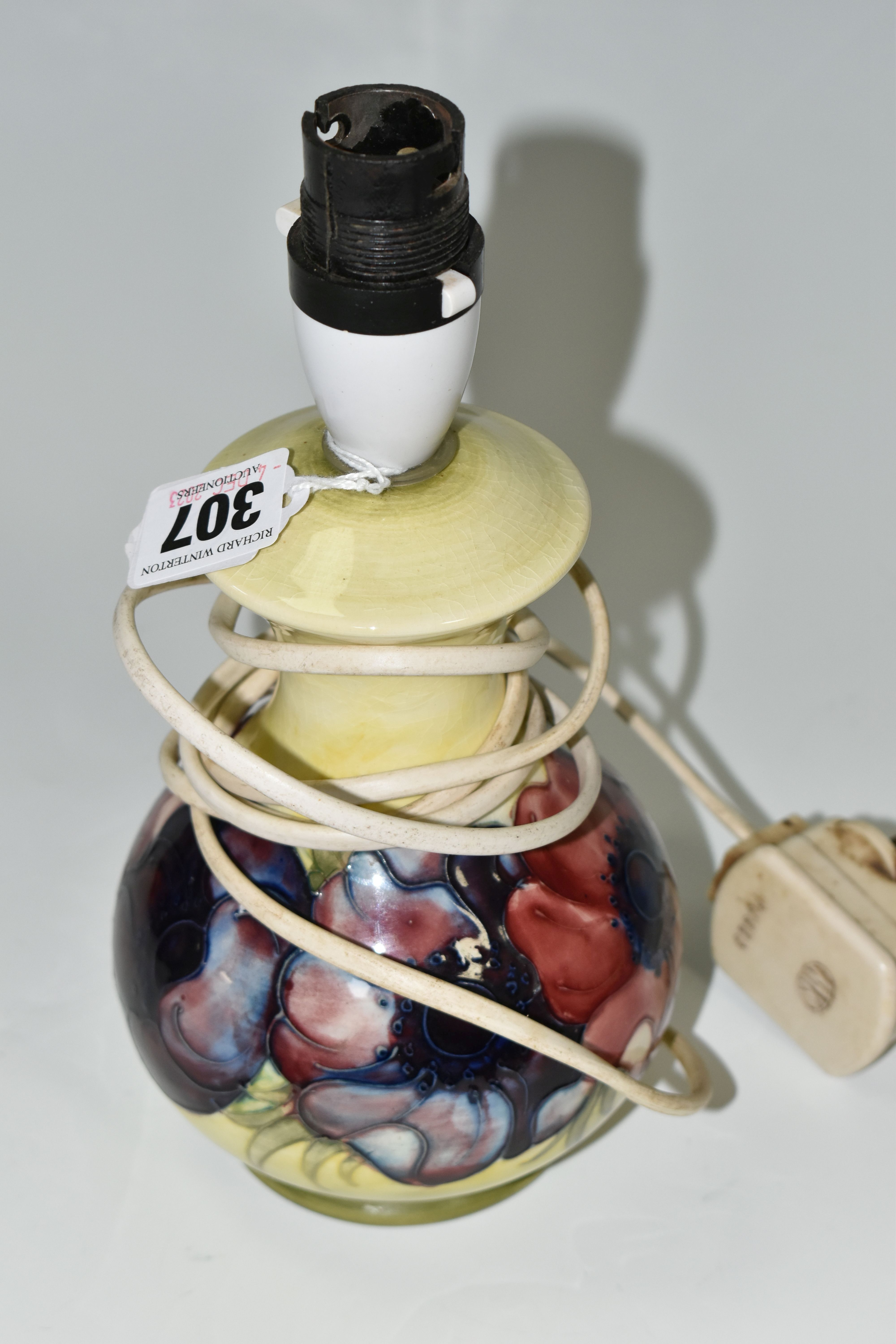 A SMALL MOORCROFT POTTERY 'ANEMONE' TABLE LAMP, having tube lined pink and purple anemones on a - Image 3 of 4