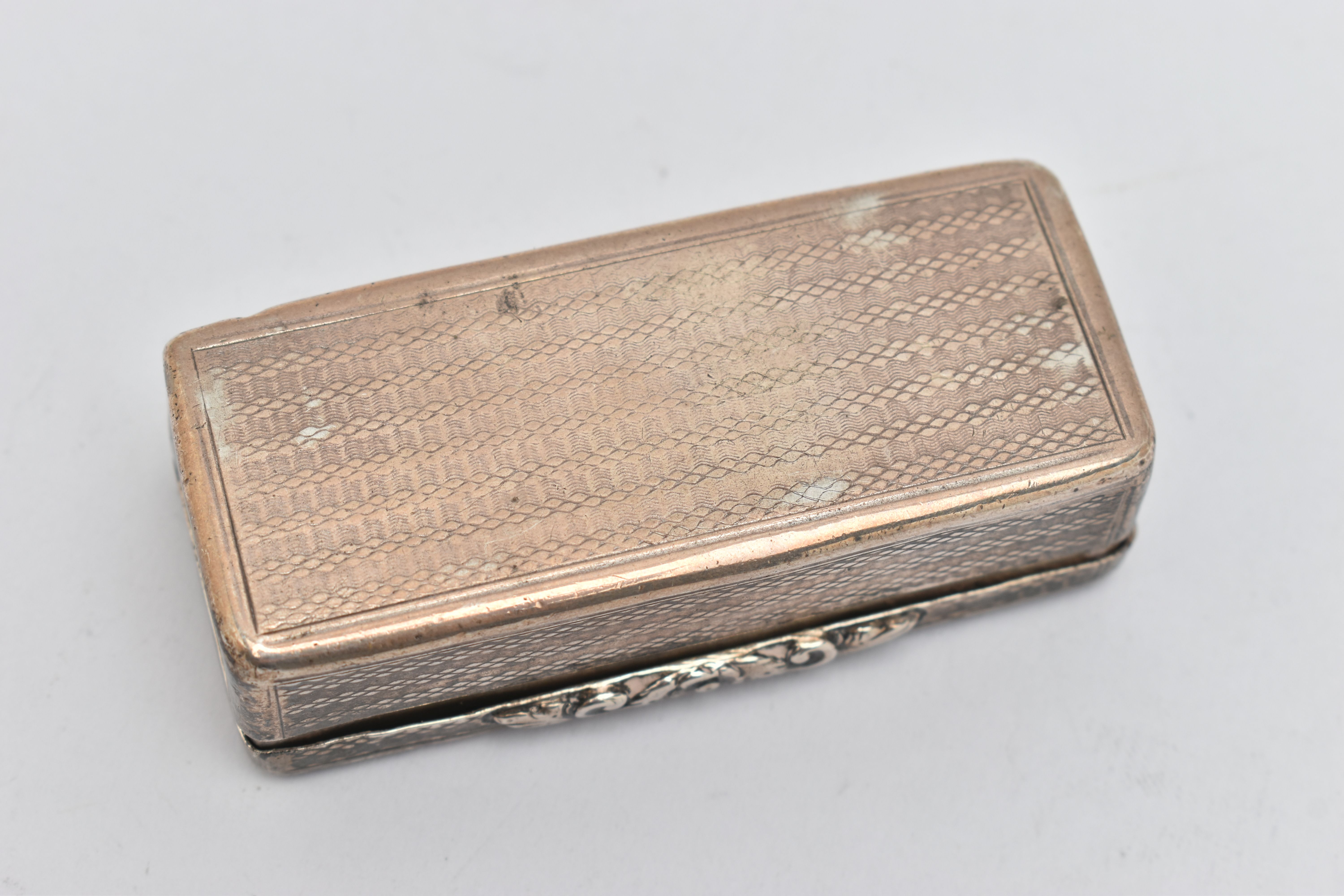 AN EARLY VICTORIAN NATHANIEL MILLS SILVER SNUFF BOX, the rectangular shape with engine turned banded - Image 4 of 4