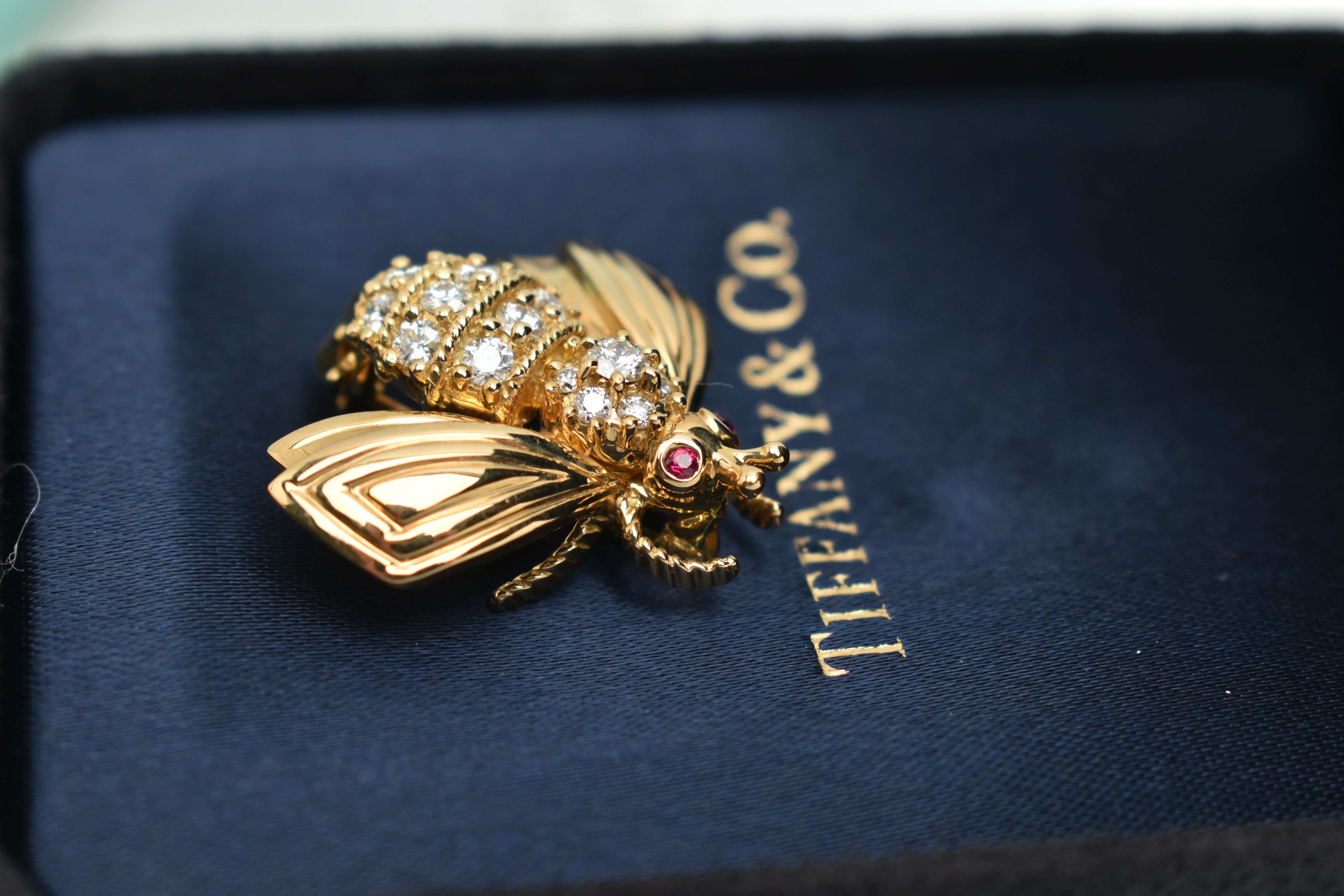 TIFFANY & CO. DIAMOND AND RUBY BEE BROOCH, the body claw set with brilliant cut diamonds, to the - Image 5 of 5