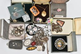 A SELECTION OF SILVER AND WHITE METAL JEWELLERY, to include a white metal oval locket with floral