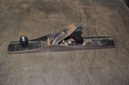 A STANLEY No 7 JOINTING PLANE (Condition Report: handle screw is a replacement)