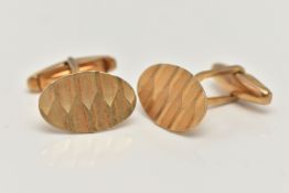 A PAIR OF 9CT GOLD CUFFLINKS, oval cufflinks with engine turned pattern, hallmarked 9ct
