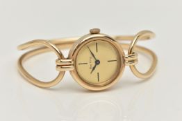 A 9CT GOLD 'ROY KING' LADIES WRISTWATCH, hand wound movement, round dial signed 'Roy King', baton