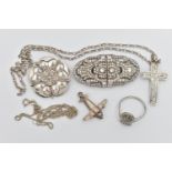 A SMALL ASSORTMENT OF JEWELLERY, to include a silver Tudor rose brooch, hallmarked Birmingham,