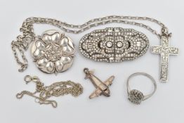 A SMALL ASSORTMENT OF JEWELLERY, to include a silver Tudor rose brooch, hallmarked Birmingham,