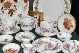 A GROUP OF ROYAL CROWN DERBY DINNER, TEA AND GIFT WARES, to include an Imari 8687 dinner plate, a